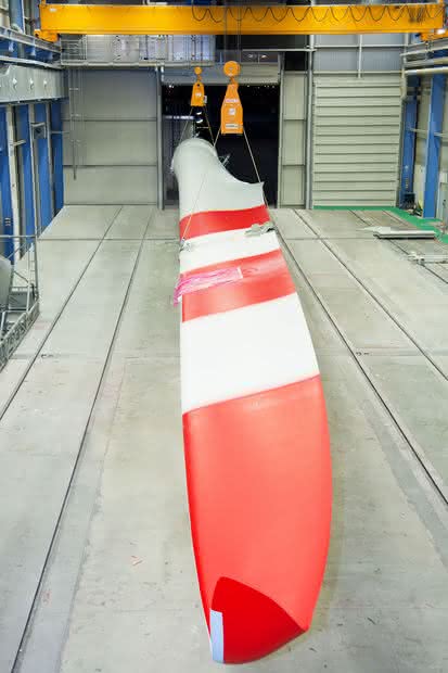 Lastwendegerät für die Rotorblatt-Produktion: Wende am laufenden Band Lastwendegerät für die Rotorblatt-Produktion: Wende am laufenden Band