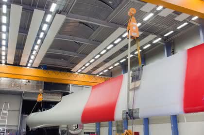 Lastwendegerät für die Rotorblatt-Produktion: Wende am laufenden Band Lastwendegerät für die Rotorblatt-Produktion: Wende am laufenden Band