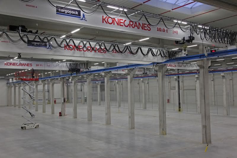 Neue Brückenkräne für das Hallenzentrum von Cargopack: Unter sieben Brücken...
