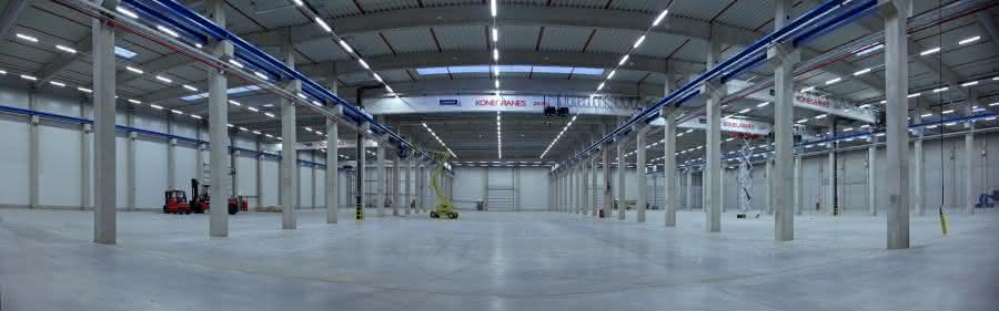 Neue Brückenkräne für das Hallenzentrum von Cargopack: Unter sieben Brücken...