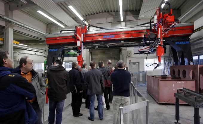 Wirtschaft + Unternehmen: Roboter auch für kleine Stückzahlen: Automation wird wirtschaftlicher Wirtschaft + Unternehmen: Roboter auch für kleine Stückzahlen: Automation wird wirtschaftlicher