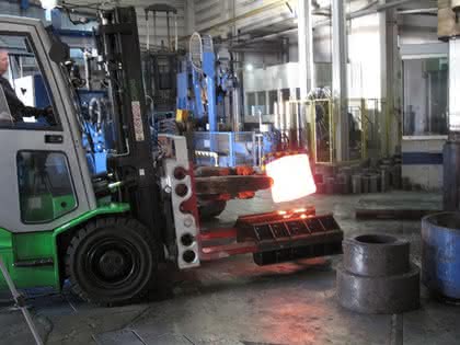 Elektrostaplereinsatz für Schwerlasten: Heiße Eisen angefasst