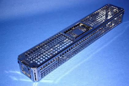 Instrumentenhandling mit hochwertigen Trays aus Edelstahl: Keine Schatten, keine Grate Instrumentenhandling mit hochwertigen Trays aus Edelstahl: Keine Schatten, keine Grate