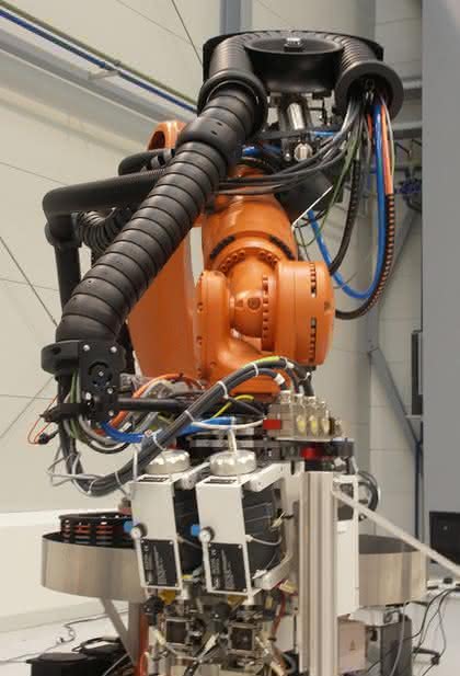 Energieführungen von Igus machen Roboter beweglich: Packt auch schwere Leitungspakete Energieführungen von Igus machen Roboter beweglich: Packt auch schwere Leitungspakete