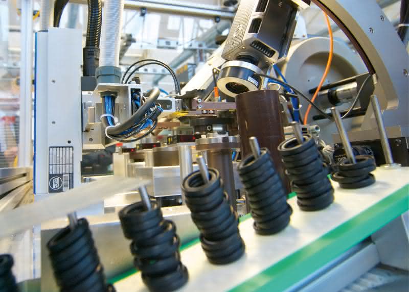 Pick&Place-Einheit für die Fertigung von Wellendichtringen verbessert den Produktionsfluss: Ein linearer Arm greift radikal durch Pick&Place-Einheit für die Fertigung von Wellendichtringen verbessert den Produktionsfluss: Ein linearer Arm greift radikal durch