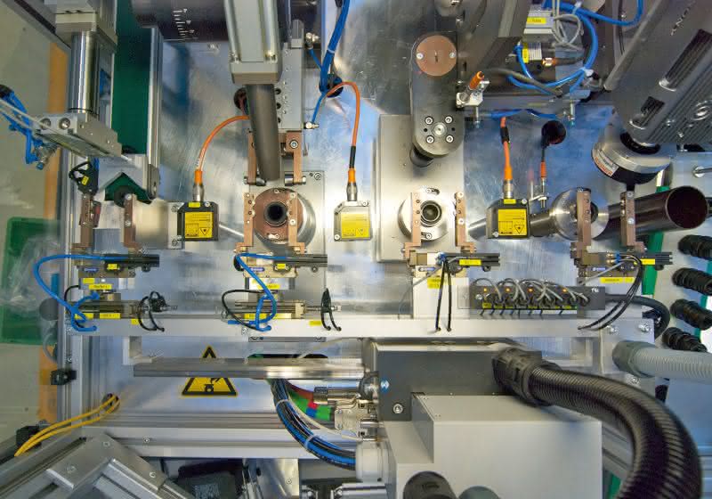 Pick&Place-Einheit für die Fertigung von Wellendichtringen verbessert den Produktionsfluss: Ein linearer Arm greift radikal durch
