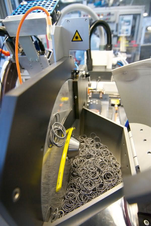 Pick&Place-Einheit für die Fertigung von Wellendichtringen verbessert den Produktionsfluss: Ein linearer Arm greift radikal durch Pick&Place-Einheit für die Fertigung von Wellendichtringen verbessert den Produktionsfluss: Ein linearer Arm greift radikal durch