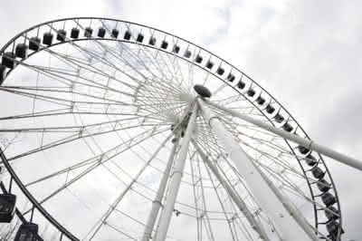 Wirtschaft + Unternehmen: Siemens-Technik bringt Riesenrad in Schwung