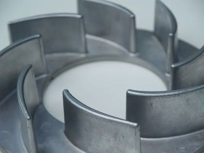 Aluminium-Formteile: Silberner Fluß Aluminium-Formteile: Silberner Fluß