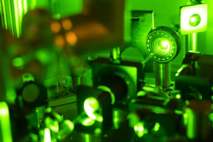 Moleküle gezielt zerbrechen: Ultrakurze Laserpulse kontrollieren chemische Prozesse