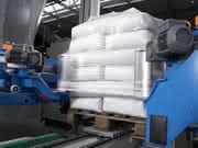 Wirtschaft + Unternehmen: Knickarmroboter packt komplexe Palettenbilder an