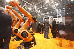 Wirtschaft + Unternehmen: Kuka liefert 2.400 Roboter an BMW Wirtschaft + Unternehmen: Kuka liefert 2.400 Roboter an BMW