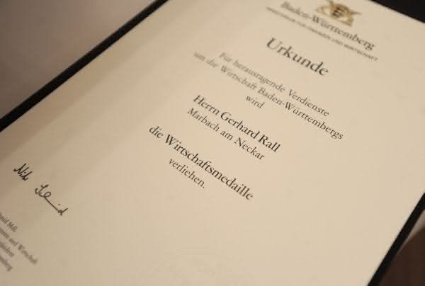 Wirtschaft + Unternehmen: Hainbuch-Chef erhält Wirtschaftsmedaille Wirtschaft + Unternehmen: Hainbuch-Chef erhält Wirtschaftsmedaille