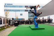 Wirtschaft + Unternehmen: Yaskawa Roboter beziehen neuen Firmensitz