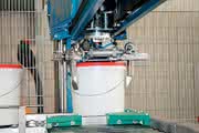 Auch beim Eimer-Handling steigt die Automatisierung: Roboter für den Eimer