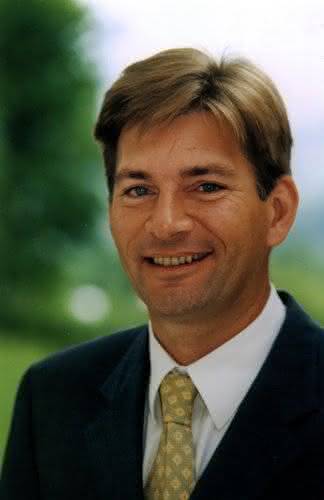 Wirtschaft + Unternehmen: Miebach: Eckert steigt auf
