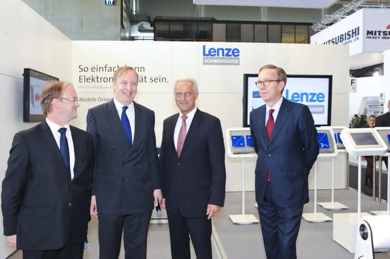 Wirtschaft + Unternehmen: Peter Ramsauer informiert sich bei Lenze über Nutzfahrzeug-E-Mobile