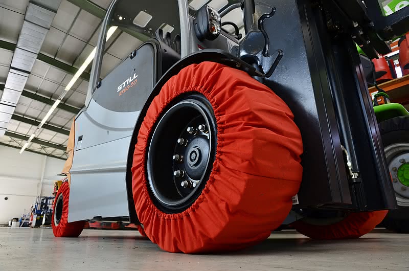 Wirtschaft + Unternehmen: Puschen für den Stapler halten den Boden sauber