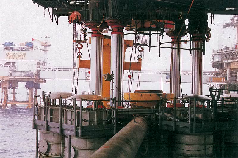 Wirtschaft + Unternehmen: Vor 25 Jahren: Ölplattform mit Hydraulik gerettet Wirtschaft + Unternehmen: Vor 25 Jahren: Ölplattform mit Hydraulik gerettet