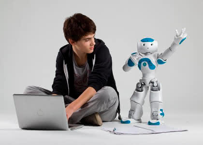 Wirtschaft + Unternehmen: SolidWorks: Nao-Roboter hilft Menschen mit Autismus Wirtschaft + Unternehmen: SolidWorks: Nao-Roboter hilft Menschen mit Autismus