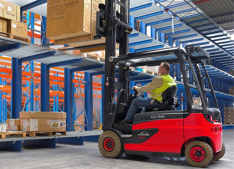 Wirtschaft + Unternehmen: Linde MH: Stapler als Roadster