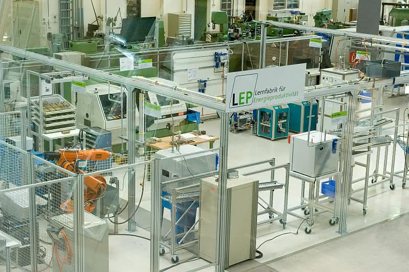 Wirtschaft + Unternehmen: Bayern-Cluster Mechatronik: Green Factory in der Diskussion Wirtschaft + Unternehmen: Bayern-Cluster Mechatronik: Green Factory in der Diskussion