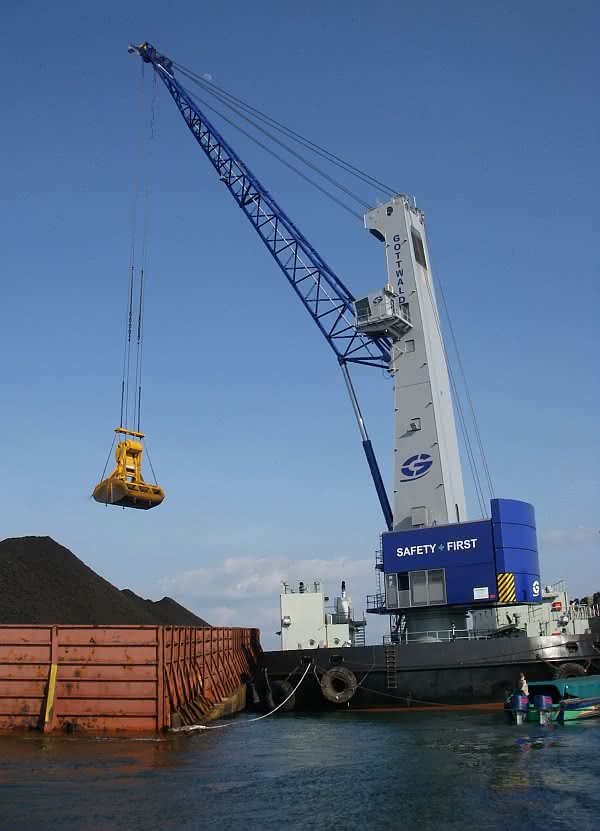 Wirtschaft + Unternehmen: Demag Cranes schwimmt im Mississippi obenauf