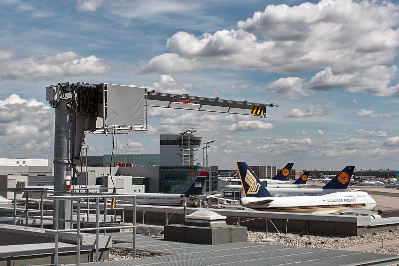 Wirtschaft + Unternehmen: Vetter-Kran trohnt auf dem Airport Frankfurt Wirtschaft + Unternehmen: Vetter-Kran trohnt auf dem Airport Frankfurt