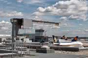 Wirtschaft + Unternehmen: Vetter-Kran trohnt auf dem Airport Frankfurt Wirtschaft + Unternehmen: Vetter-Kran trohnt auf dem Airport Frankfurt