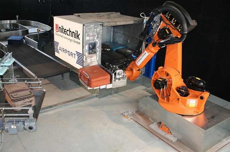 Wirtschaft + Unternehmen: Kollege Roboter packt die Koffer in den Container