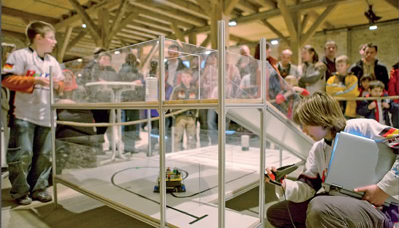 Wirtschaft + Unternehmen: RoboCup: item sponsert das Roboterturnier