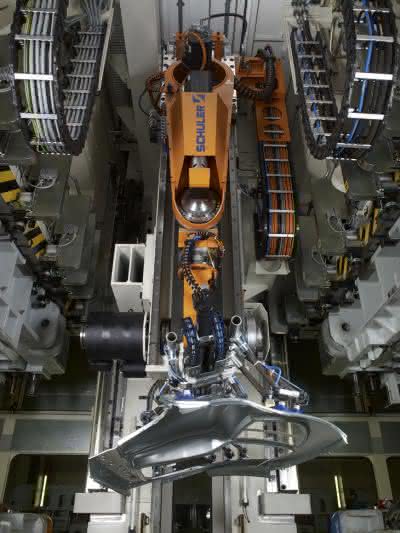 Wirtschaft + Unternehmen: Schuler erhält Mega-Auftrag von BMW