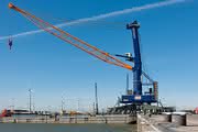 Wirtschaft + Unternehmen: Eemshaven mit Liebherr-Ausleger