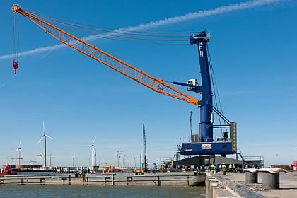 Wirtschaft + Unternehmen: Eemshaven mit Liebherr-Ausleger