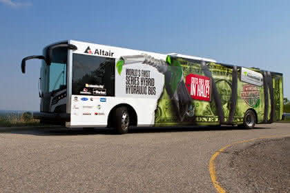 Wirtschaft + Unternehmen: Treibstoffeffizienz: Altair ProductDesign stellt in Amerika hydraulischen Hybrid-Nahverkehrsbus vor