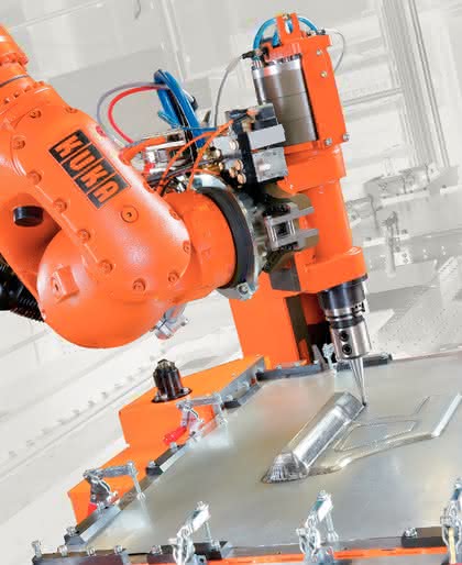 Wirtschaft + Unternehmen: Live-Demo zeigt spanabhebenden Roboter Wirtschaft + Unternehmen: Live-Demo zeigt spanabhebenden Roboter