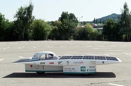 Wirtschaft + Unternehmen: Mit Solar-Tempo 80 durch Australiens Wüste