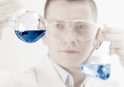 Laborglas-Reinigungs- und Desinfektionsautomaten: Laborglas richtig aufbereiten
