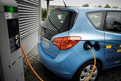 Wirtschaft + Unternehmen: E-Mobiltät als technischen Gesamtkomplex angehen
