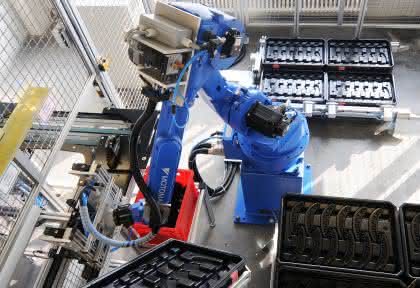 Wirtschaft + Unternehmen: Weiss Kunststoffverarbeitung: Eigene Integration von Robotern bewährt sich Wirtschaft + Unternehmen: Weiss Kunststoffverarbeitung: Eigene Integration von Robotern bewährt sich