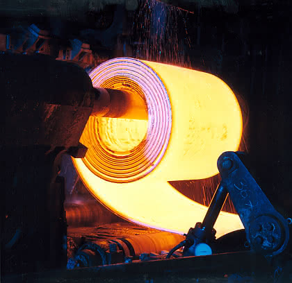 Wirtschaft + Unternehmen: ThyssenKrupp modernisiert mit ABB