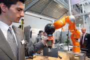 Wirtschaft + Unternehmen: Kukas Leichtbauarm greift sich den TechTransfer-Award