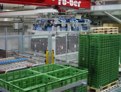 Wirtschaft + Unternehmen: Roboter packt Kisten auftragsbezogen