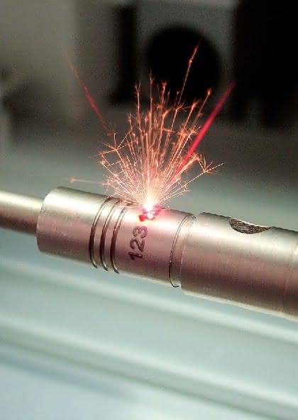 Wirtschaft + Unternehmen: Gravur als Code