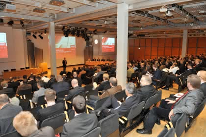 Wirtschaft + Unternehmen: Team: Strategie der Logistik erfolgreich Wirtschaft + Unternehmen: Team: Strategie der Logistik erfolgreich