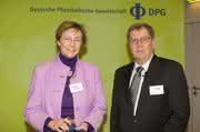 Wirtschaft + Unternehmen: Oerlikon Leybold Vacuum: Ehrennadel der Deutschen Physikalischen Gesellschaft Wirtschaft + Unternehmen: Oerlikon Leybold Vacuum: Ehrennadel der Deutschen Physikalischen Gesellschaft