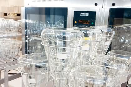 Reinigungs- und Desinfektionsautomaten: Laborglas  wirtschaftlich aufbereiten –