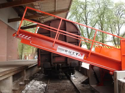 Hydraulikbrücke: Ladebrücke schwenkt übers Gleis