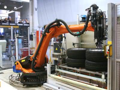Industrieroboter: Knickarm-Roboter montiert Räder im Fließbetrieb Industrieroboter: Knickarm-Roboter montiert Räder im Fließbetrieb