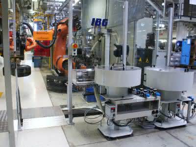 Industrieroboter: Knickarm-Roboter montiert Räder im Fließbetrieb Industrieroboter: Knickarm-Roboter montiert Räder im Fließbetrieb